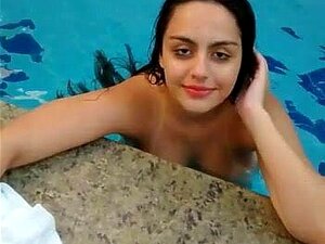 Sarah amateur nue à la piscine