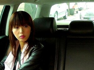 Une touriste japonaise FakeTaxi se fait baiser sa chatte serrée