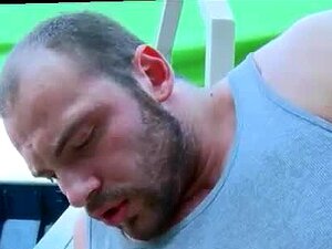 Des garçons mignons et chauds dans un film public gay xxx Des hommes