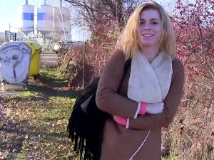 Superbe amatrice blonde tchèque s'envoie en l'air en extérieur.