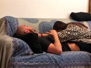 Ma belle-mère me réveille quand mon beau-père bosse (sperme dans la