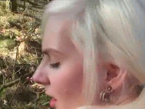 Lenny s'est fait baiser dans sa chatte mignonne et douce dans la