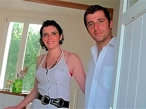 Vivez une rencontre intense alors qu'une brune séduisante se laisse