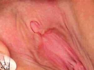 Chatte chaude et mouillée écartée en se masturbant