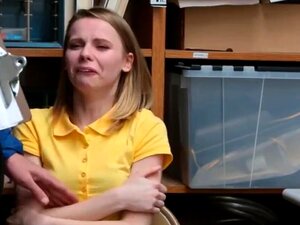 Une mignonne blonde voleuse se fait baiser fort par derrière