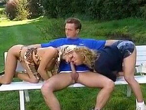 Satisfaites vos fantasmes les plus fous avec deux nanas dans un trio