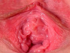 La mignonne salope tchèque écarte sa chatte mince jusqu'à la chatte