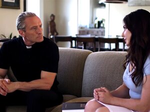 Plongez dans les plaisirs du péché alors qu'un prêtre franchit les