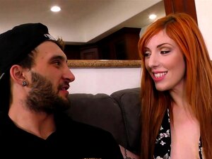 Des mecs noirs bien montés partagent un mec bi curieux devant sa