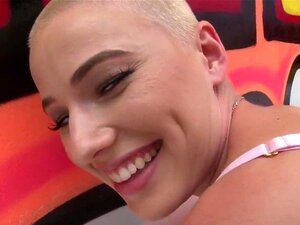 Belle beauté montre un énorme cul et se fait baiser l'anus. Une