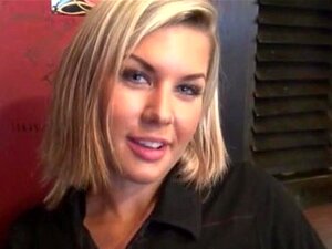 Une barmaid blonde amateur se montre et se fait baiser hardcore