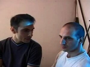 Salope italienne trouve trois énormes bites dans une maison perdue