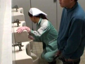 Une poupée asiatique nettoie la mauvaise partie publique5