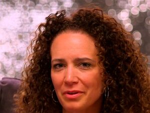 Des nanas échangistes chaudes partagent une bite ferme pour s'amuser.