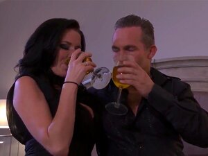 Des mecs coquins ont ramassé Jessie Lee et sa copine et les ont