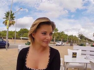 Anna a flippé en suçant et baisant une bite en public