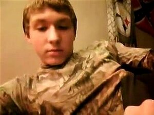 Un mignon se déchaîne dans un porno gay amateur, un mec amateur avec