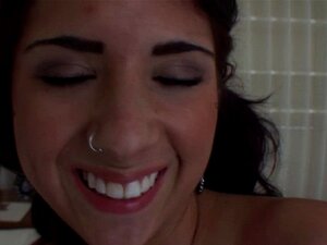 Une bombe égyptienne exhibe ses énormes nichons. Regarde cette bombe