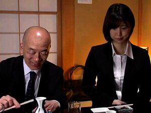 Une milf aux gros seins succombe aux désirs d'un homme mûr en une