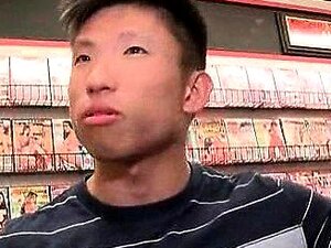 Un mec hétéro baisé par un gay en chaleur sur gloryhole