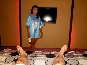 Une mignonne thaïlandaise masse son client et le baise fort en