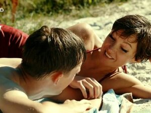 Julia Koschitz nue - Schweigeminute 2016. ulia Koschitz est vue assise