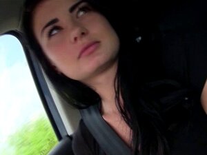 La mignonne randonneuse sexy chevauche nue en voiture. La mignonne