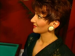 Séduisante cougar mûre se déchaîne avec sa chevelure rousse