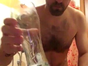 La salope italienne Enrico Avanzi boit un verre de pisse