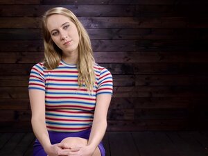 Blonde en machine à suspension latérale baisée