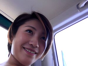 Amateur japonais aux cheveux courts sexe en voiture en sueur