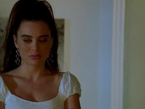 La mignonne lana rhodes, aux courbes noires, trompe avec un maître