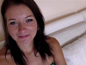 Hunt4K. Une fille aventureuse est heureuse de baiser pour de l'argent