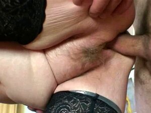 Mamie coquine prend deux queues. Mamie coquine prend deux queues