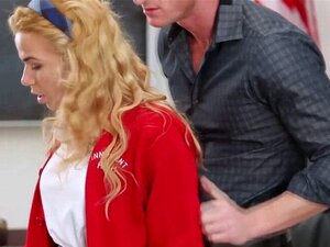 Une ado de 18 ans baise son prof. Une écolière de 18 ans baise et