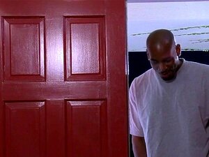 Le cul de Dana se fait détruire par une grosse bite noire