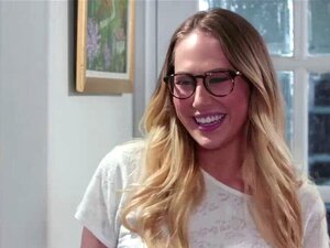 Carter Cruise séduit Aali Kali dans du sexe hardcore lesbien. Carter