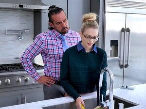 Le beau-beau-père de Lily Larimar est l'homme de la maison qui manie