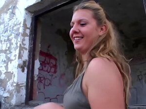 Brigitta S. et Tommy Leo baisent en plein air