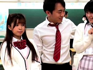 Une mignonne japonaise chaude de l'université suce des bites et baise