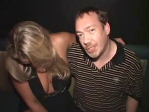 Célébration du sexe en public pour la salope d'anniversaire.