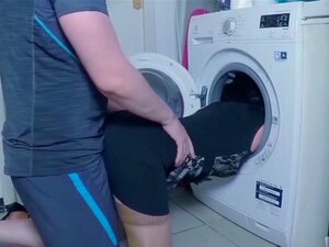 La belle-mère se fait percer et reçoit du sperme dans la gorge par