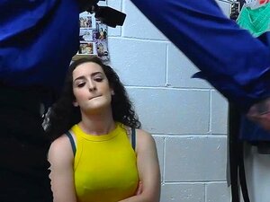 La mignonne voleuse à gros seins Lyra Lockhart reçoit une punition