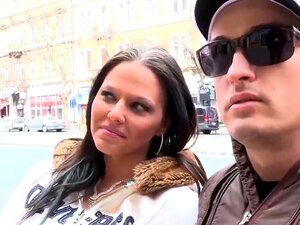 La belle Simony Diamond suce une grosse bite en la trompant