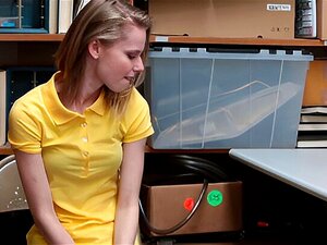 La voleuse Catarina Petrov prise en flagrant délit par l'officier du