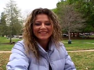 La mignonne cougar joue avec de la viande fraîche, les mecs chauds et