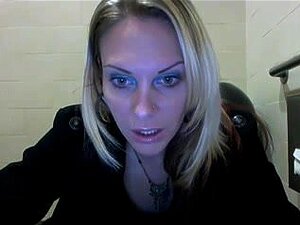 Sale pute se masturbant dans la chambre des hommes,