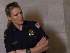 Un mec soldat se fait arrêter et baiser par des flics MILF pervers.