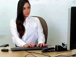 La maman aux petits seins Karlee Grey suce et baise une grosse bite
