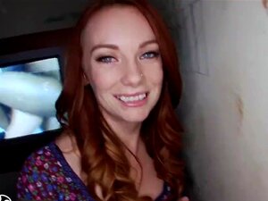 BANGBROS - La rousse pâle Dani Jensen suce des queues au hasard à